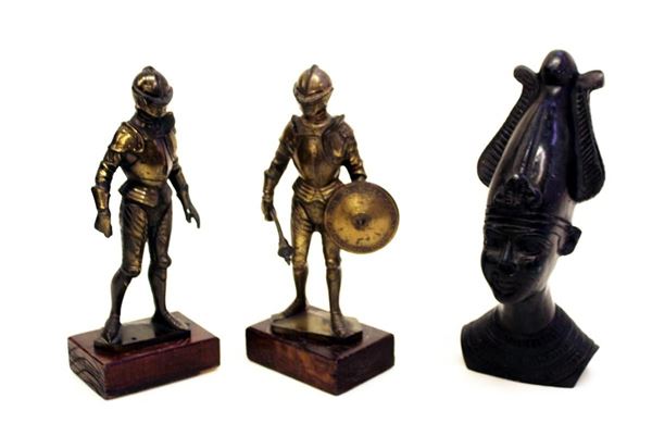 Coppia di sculturine in metallo patinato, sec. XX&nbsp;&nbsp;&nbsp;&nbsp;&nbsp;&nbsp;&nbsp;&nbsp;&nbsp;&nbsp;&nbsp;&nbsp;&nbsp;&nbsp;&nbsp;&nbsp;&nbsp;&nbsp;&nbsp;&nbsp;&nbsp;&nbsp;&nbsp;&nbsp;&nbsp;
