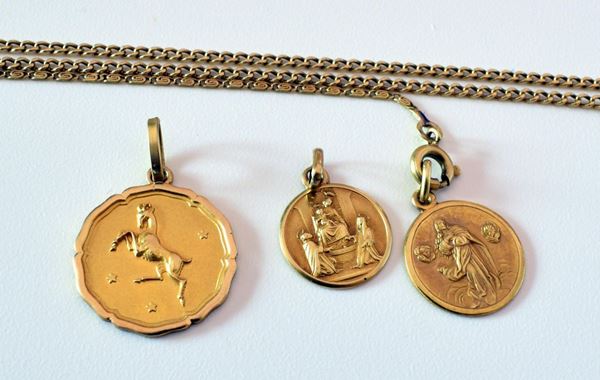 DUE COLLANE IN ORO GIALLO KT 18 E TRE MEDAGLIE&nbsp;&nbsp;&nbsp;&nbsp;&nbsp;&nbsp;&nbsp;&nbsp;&nbsp;&nbsp;&nbsp;&nbsp;&nbsp;&nbsp;&nbsp;&nbsp;&nbsp;&nbsp;&nbsp;&nbsp;&nbsp;&nbsp;&nbsp;&nbsp;&nbsp;&nbsp;&nbsp;&nbsp;