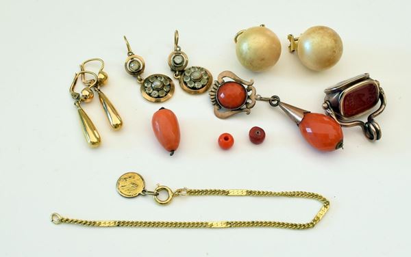 ORECCHINO SPAIATO PENDENTE IN ORO A BASSO TITOLO&nbsp;&nbsp;&nbsp;&nbsp;&nbsp;&nbsp;&nbsp;&nbsp;&nbsp;&nbsp;&nbsp;&nbsp;&nbsp;&nbsp;&nbsp;&nbsp;&nbsp;&nbsp;&nbsp;&nbsp;&nbsp;&nbsp;&nbsp;&nbsp;&nbsp;&nbsp;  - Asta Opere e Oggetti d'arte antica e Contemporanea, Gioielli - Poggio Bracciolini Casa d'Aste