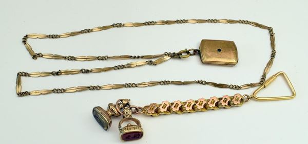 PORTACHIAVI IN ORO KT 9&nbsp; E DUE PICCOLI SIGILLI&nbsp;&nbsp;&nbsp;&nbsp;&nbsp;&nbsp;&nbsp;&nbsp;&nbsp;&nbsp;&nbsp;&nbsp;&nbsp;&nbsp;&nbsp;&nbsp;&nbsp;&nbsp;&nbsp;&nbsp;&nbsp;&nbsp;&nbsp;&nbsp;&nbsp;&nbsp;&nbsp;&nbsp;  - Asta Opere e Oggetti d'arte antica e Contemporanea, Gioielli - Poggio Bracciolini Casa d'Aste