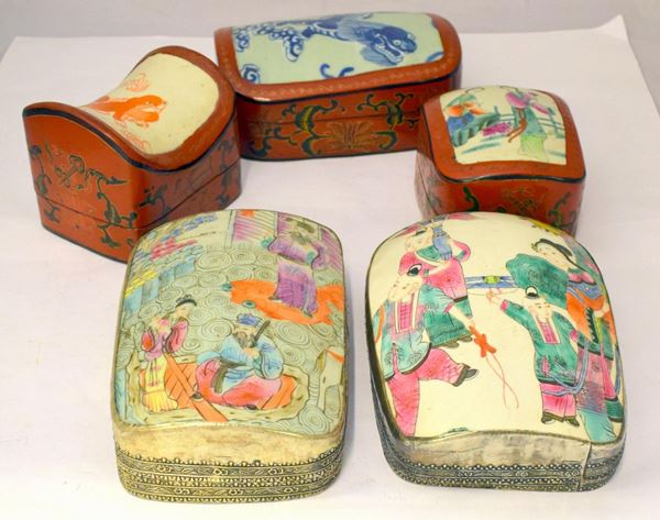 Cinque scatole arte orientale sec. XX&nbsp;&nbsp;&nbsp;&nbsp;&nbsp;&nbsp;&nbsp;&nbsp;&nbsp;&nbsp;&nbsp;&nbsp;&nbsp;&nbsp;&nbsp;&nbsp;&nbsp;&nbsp;&nbsp;&nbsp;&nbsp;&nbsp;&nbsp;&nbsp;&nbsp;&nbsp;&nbsp;&nbsp;&nbsp;&nbsp;&nbsp;&nbsp;&nbsp;&nbsp;&nbsp;&nbsp;&nbsp;