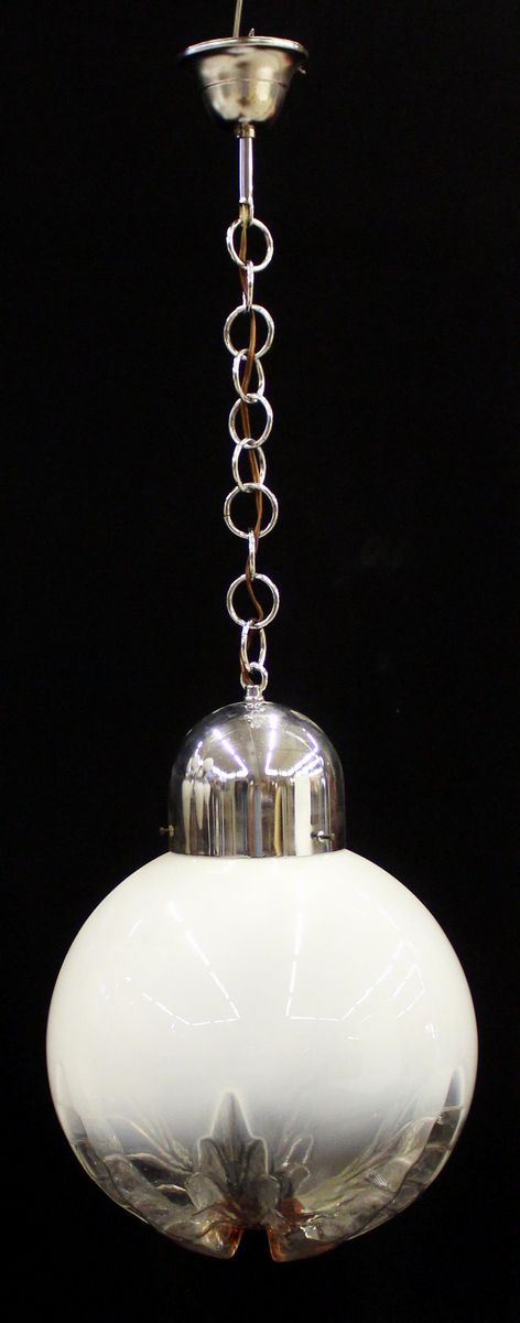 Lampadario a sospensione, anni '70, struttura un metallo cromato, paralume sferico in vetro opalina, trasparente e nei toni dell'ambra, diam. cm 85 e alt. cm 30&nbsp;&nbsp;&nbsp;&nbsp;&nbsp;&nbsp;&nbsp;&nbsp;&nbsp;&nbsp;&nbsp;&nbsp;&nbsp;&nbsp;&nbsp;&nbsp;&nbsp;&nbsp;&nbsp;&nbsp;&nbsp;&nbsp;&nbsp;&nbsp;&nbsp;&nbsp;&nbsp;&nbsp;&nbsp;&nbsp;&nbsp;&nbsp;&nbsp;&nbsp;&nbsp;&nbsp;&nbsp;&nbsp;&nbsp;