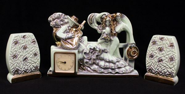 Orologio da tavolo e coppia di vasi, inizi sec. XX&nbsp;&nbsp;&nbsp;&nbsp;&nbsp;&nbsp;&nbsp;&nbsp;&nbsp;&nbsp;&nbsp;&nbsp;&nbsp;&nbsp;&nbsp;&nbsp;&nbsp;&nbsp;&nbsp;&nbsp;&nbsp;&nbsp;&nbsp;&nbsp;  - Asta Opere e Oggetti d'arte antica e Contemporanea, Gioielli - Poggio Bracciolini Casa d'Aste
