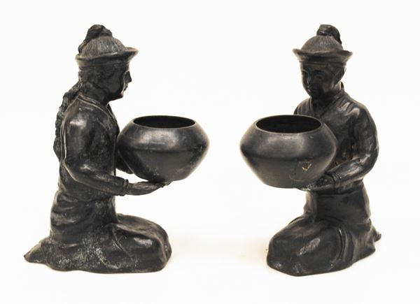 Coppia di sculturine, Cina, inizi sec. XX&nbsp;&nbsp;&nbsp;&nbsp;&nbsp;&nbsp;&nbsp;&nbsp;&nbsp;&nbsp;&nbsp;&nbsp;&nbsp;&nbsp;&nbsp;&nbsp;&nbsp;&nbsp;&nbsp;&nbsp;&nbsp;&nbsp;&nbsp;&nbsp;&nbsp;&nbsp;&nbsp;&nbsp;&nbsp;&nbsp;&nbsp;&nbsp;&nbsp;