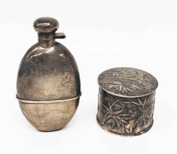 Flacone da viaggio e contenitore, Cina, sec. XX&nbsp;&nbsp;&nbsp;&nbsp;&nbsp;&nbsp;&nbsp;&nbsp;&nbsp;&nbsp;&nbsp;&nbsp;&nbsp;&nbsp;&nbsp;&nbsp;&nbsp;&nbsp;&nbsp;&nbsp;&nbsp;&nbsp;&nbsp;&nbsp;&nbsp;&nbsp;&nbsp;