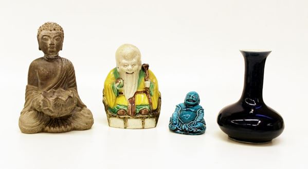 Due Buddha, saggio e vaso, Cina                                                 - Asta Opere e Oggetti d'arte antica e Contemporanea, Gioielli - Poggio Bracciolini Casa d'Aste
