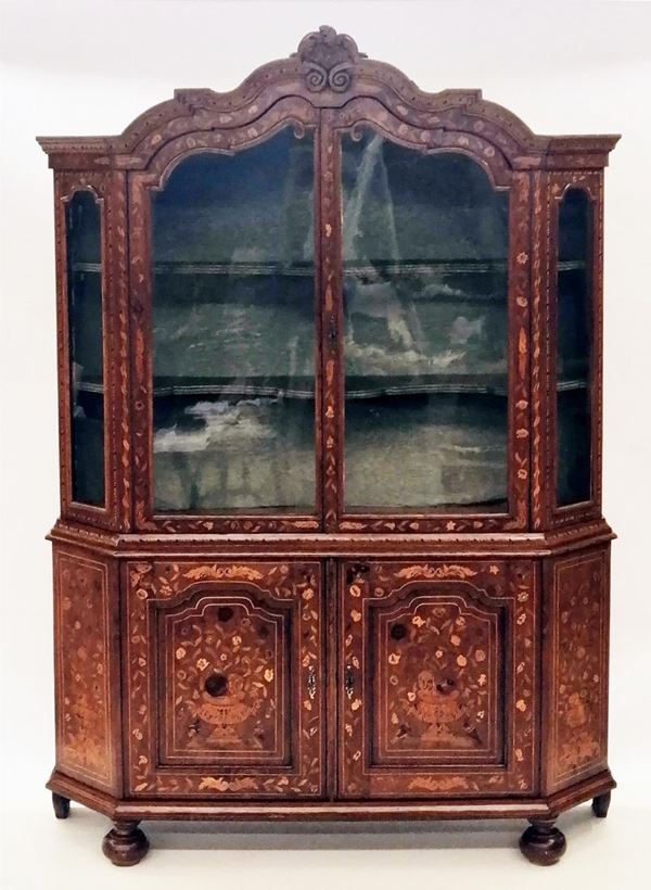 Vetrina, Olanda, sec. XIX in noce intarsiato a motivi floreali, quattro sportelli di cui due in vetro, cm 172x45x240&nbsp;&nbsp;&nbsp;&nbsp;&nbsp;&nbsp;&nbsp;&nbsp;&nbsp;&nbsp;&nbsp;&nbsp;&nbsp;&nbsp;&nbsp;&nbsp;&nbsp;&nbsp;&nbsp;&nbsp;&nbsp;&nbsp;&nbsp;&nbsp;&nbsp;&nbsp;&nbsp;&nbsp;&nbsp;&nbsp;