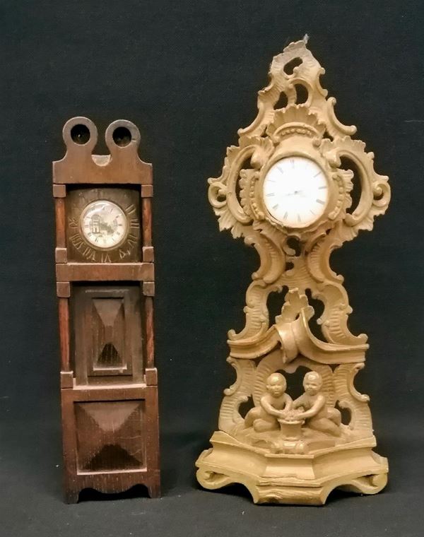 Due orologi da tavolo, sec. XX&nbsp;&nbsp;&nbsp;&nbsp;&nbsp;&nbsp;&nbsp;&nbsp;&nbsp;&nbsp;&nbsp;&nbsp;&nbsp;&nbsp;&nbsp;&nbsp;&nbsp;&nbsp;&nbsp;&nbsp;&nbsp;&nbsp;&nbsp;&nbsp;&nbsp;&nbsp;&nbsp;&nbsp;&nbsp;&nbsp;&nbsp;&nbsp;&nbsp;&nbsp;&nbsp;&nbsp;&nbsp;&nbsp;&nbsp;&nbsp;&nbsp;&nbsp;&nbsp;&nbsp;