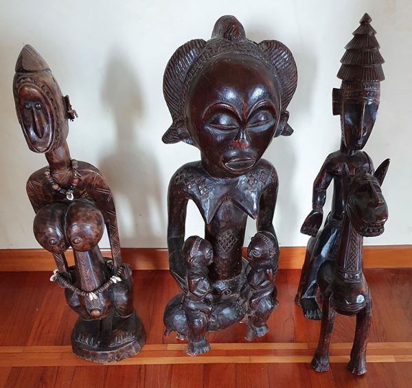 Tre sculture, Africa, sec. XX&nbsp;&nbsp;&nbsp;&nbsp;&nbsp;&nbsp;&nbsp;&nbsp;&nbsp;&nbsp;&nbsp;&nbsp;&nbsp;&nbsp;&nbsp;&nbsp;&nbsp;&nbsp;&nbsp;&nbsp;&nbsp;&nbsp;&nbsp;&nbsp;&nbsp;&nbsp;&nbsp;&nbsp;&nbsp;&nbsp;&nbsp;&nbsp;&nbsp;&nbsp;&nbsp;&nbsp;&nbsp;&nbsp;&nbsp;&nbsp;&nbsp;&nbsp;&nbsp;&nbsp;&nbsp;