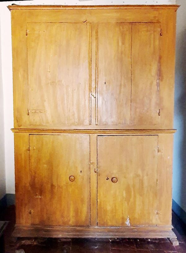 Credenza doppio corpo, sec. XVII, in legno laccato,                       