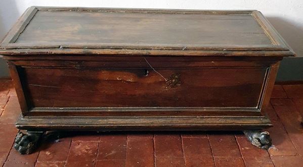 Piccola cassapanca, sec. XVIII, in noce, piano rettangolare               