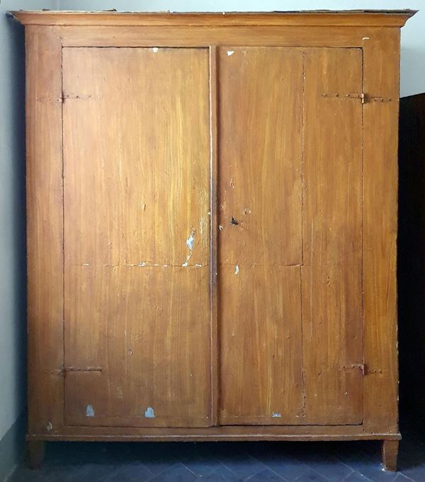 Armadio, sec. XVIII, in legno laccato, fronte a due sportelli,            