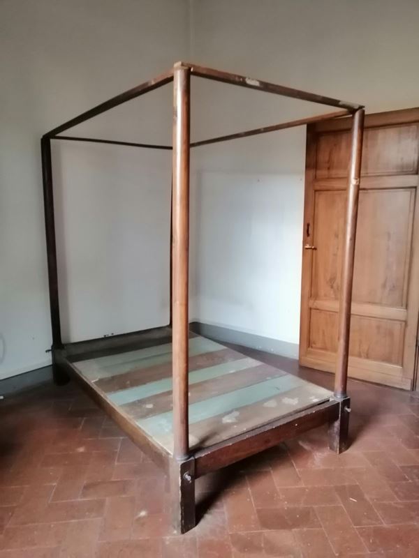 Lettino, Impero, in noce, a baldacchino, montanti torniti,                