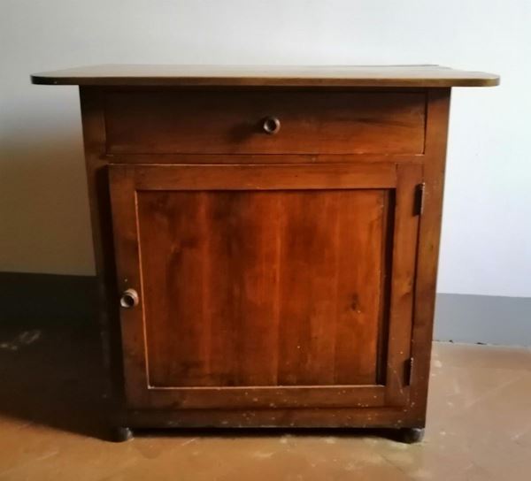 Credenzino, sec. XIX, in noce, uno sportello                                - Asta Opere e Oggetti d'arte antica e Contemporanea, Gioielli - Poggio Bracciolini Casa d'Aste
