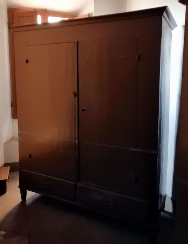 Armadio sec. XVII, in legno laccato, due sportelli                        