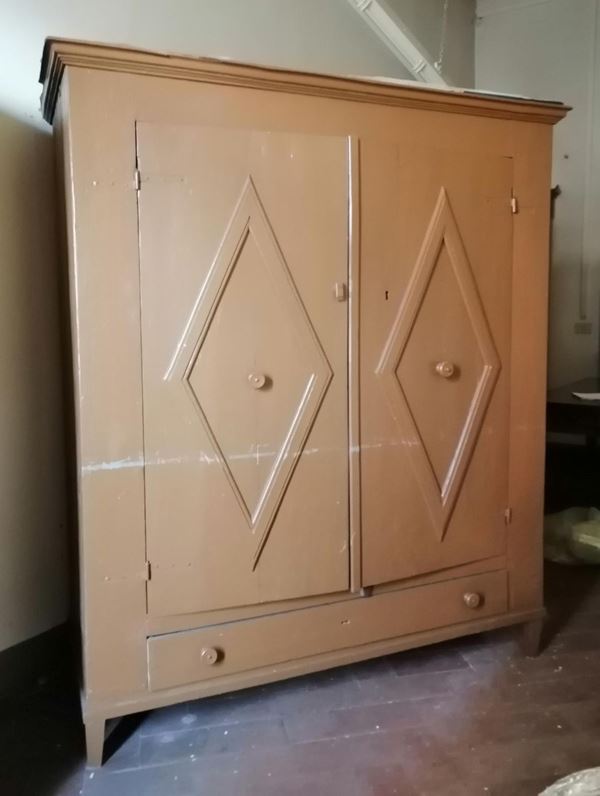 Armadio, sec. XVIII, in legno laccato, due sportelli                      