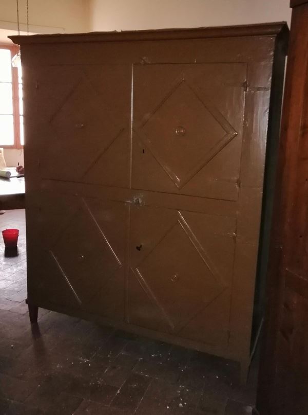 Armadio sec. XVIII, in legno laccato, quattro sportelli                   