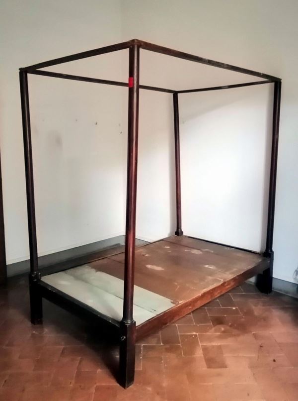 Letto Impero, sec. XIX in noce a baldacchino, sostegni                    