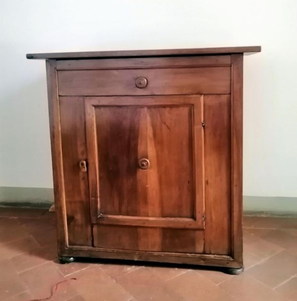 Credenzino, sec. XVIII, in noce, uno sportello                            