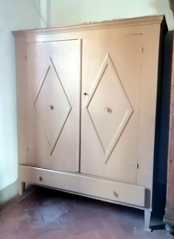 Armadio, sec. XVIII, in legno laccato, due sportelli                      