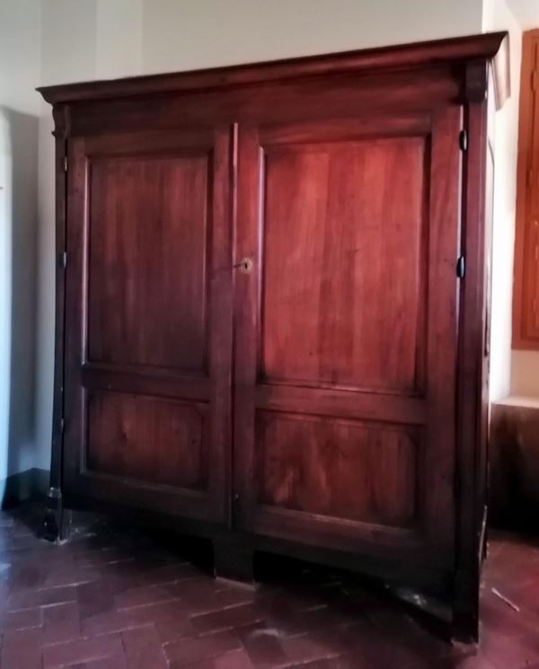 Coppia di armadi, sec. XIX, in pioppo, due sportelli,                     