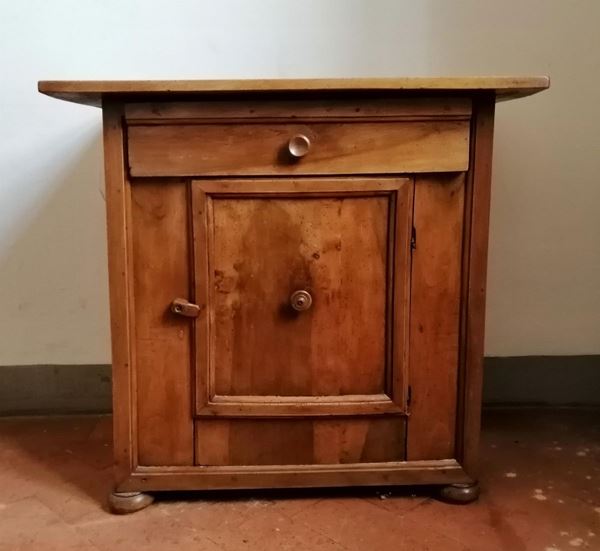 Credenzino, sec. XVIII, in noce, uno sportello,                           