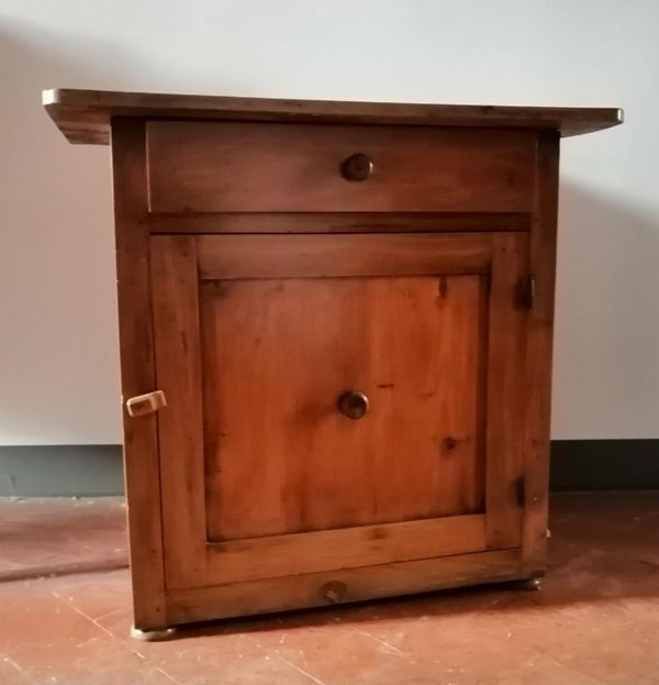 Credenzino, sec. XIX, in noce uno sportello,                              