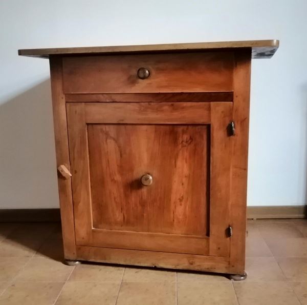 Credenzino, sec. XIX, in noce, uno sportello,                             