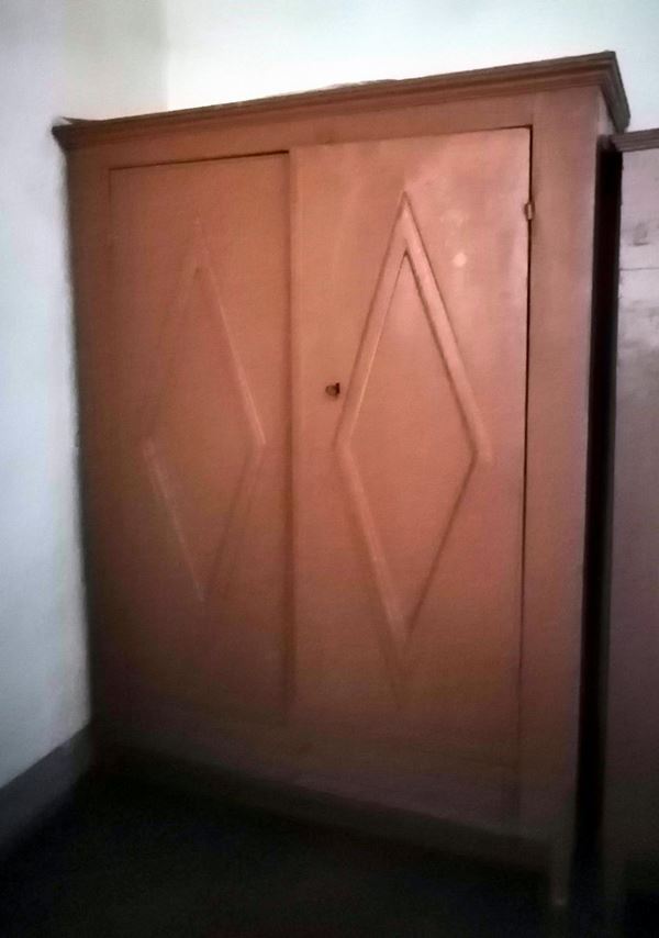 Armadio, sec. XVIII, in legno laccato, due sportelli                      