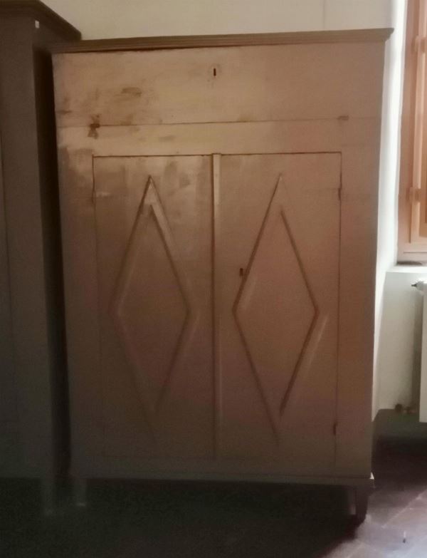 Armadio, sec. XVIII, in legno laccato, sportelli                          