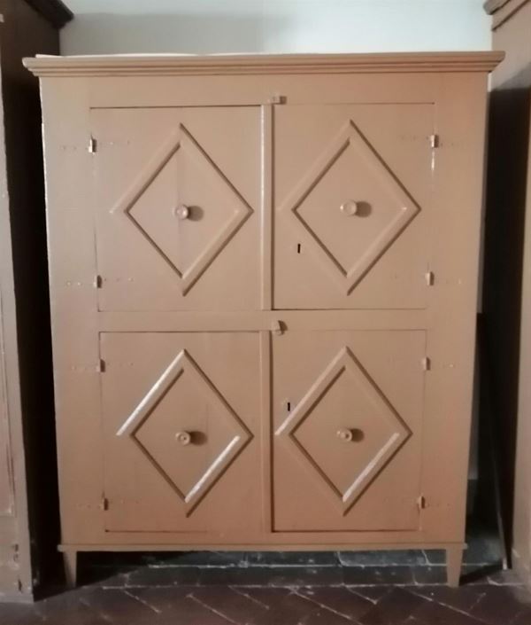 Armadio, sec. XVII, in legno laccato, a quattro                           