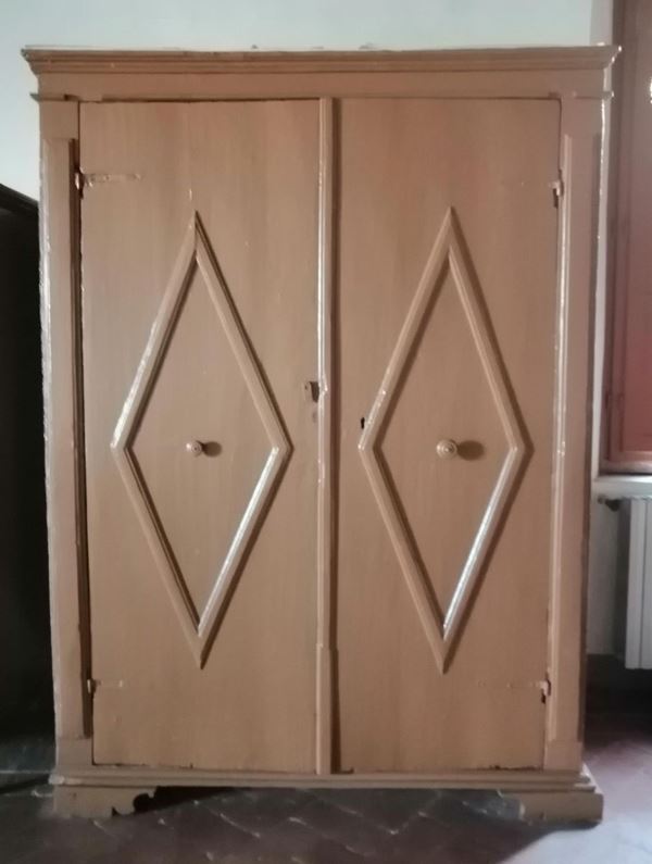 Armadio, sec. XVII, in legno laccato a due sportelli                      