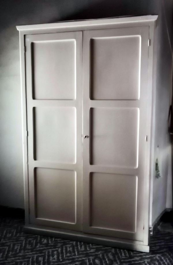 Libreria, sec. XIX, in legno laccato bianco, due sportelli                