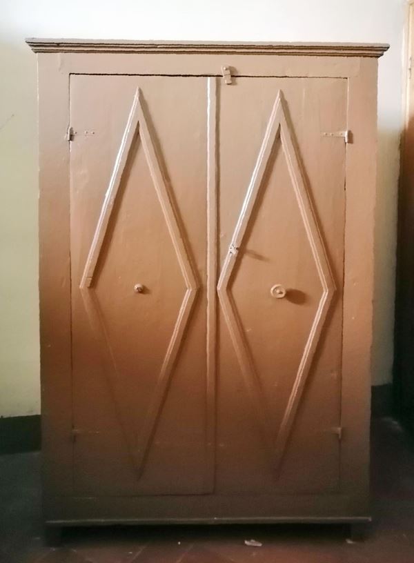 Armadio, sec. XVIII, in legno laccato, due sportelli                      