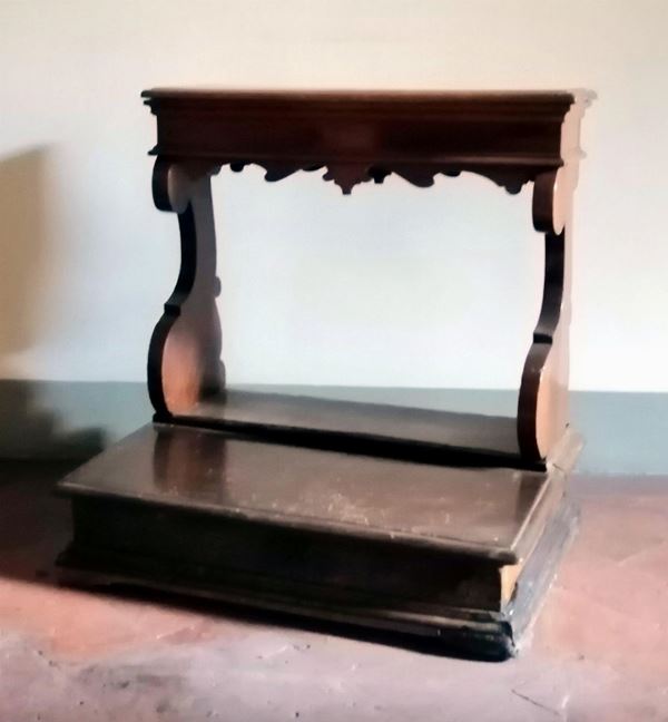 Inginocchiatoio, sec. XVIII, in noce, laterali                              - Asta Opere e Oggetti d'arte antica e Contemporanea, Gioielli - Poggio Bracciolini Casa d'Aste