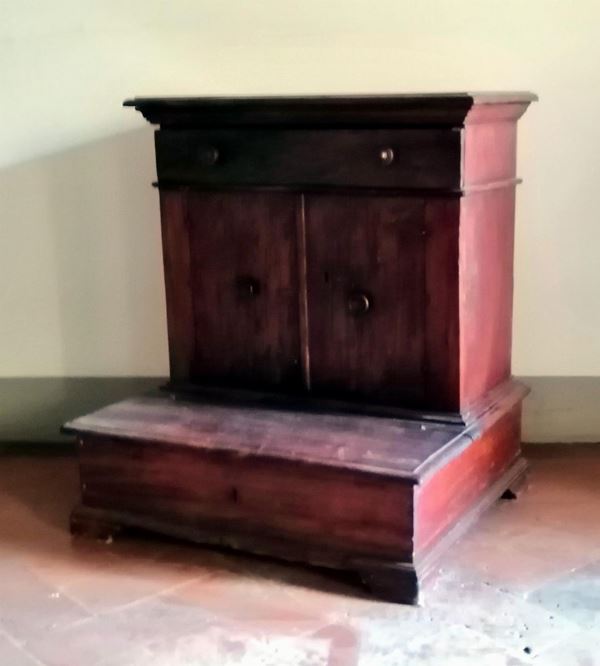Inginocchiatoio, sec. XVIII, in abete, due sportelli, base da             