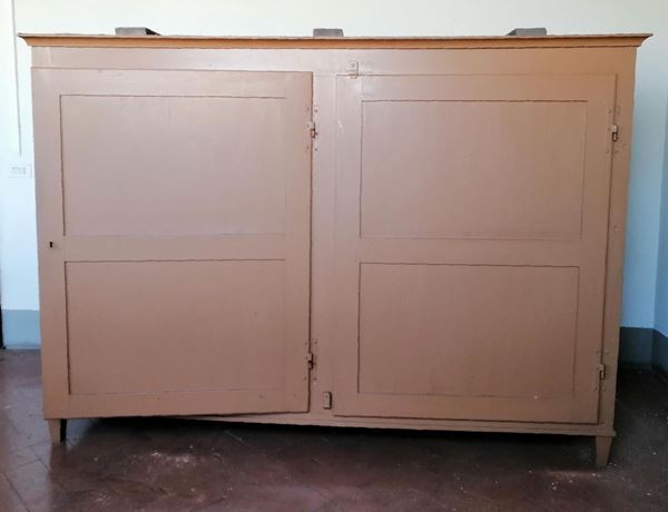 Grande credenza, sec. XVIII, in legno laccato, due sportelli              
