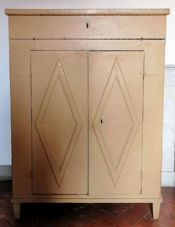 Stipo, sec. XVIII, in legno laccato, tre sportelli di cui uno a           