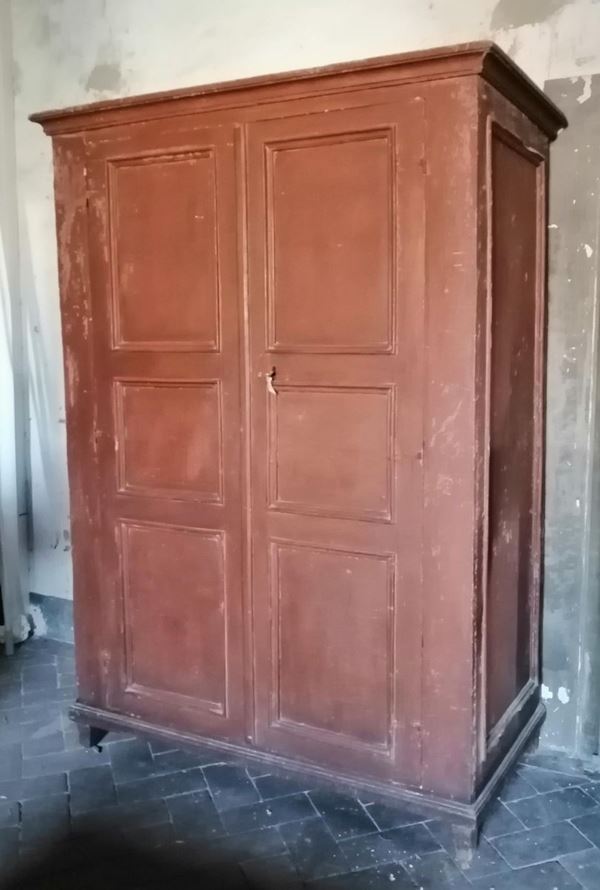 Armadio, sec. XVIII, in legno laccato, due sportelli sformellati,         