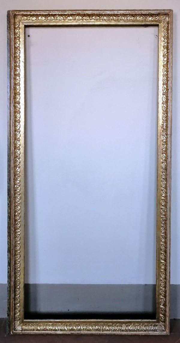 Cornice, sec. XX, in legno dorato a mecca ed intagliato,                  