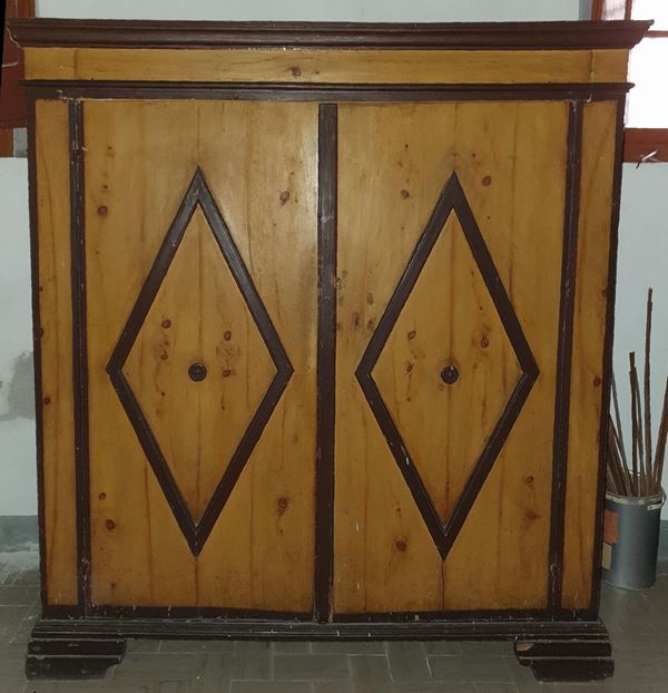 Armadio, sec. XVII, in abete, due sportelli decorati da                   
