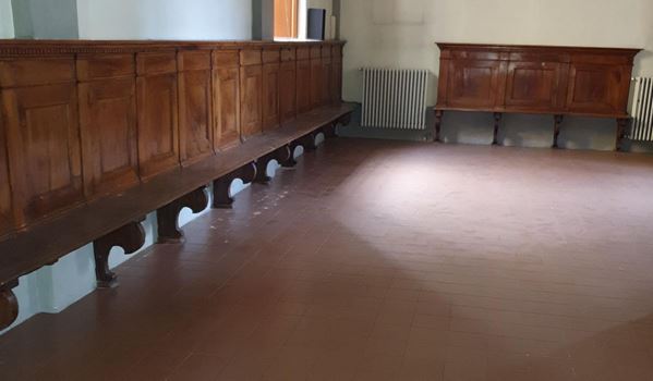 Circa quaranta metri di panche da refettorio,                             
