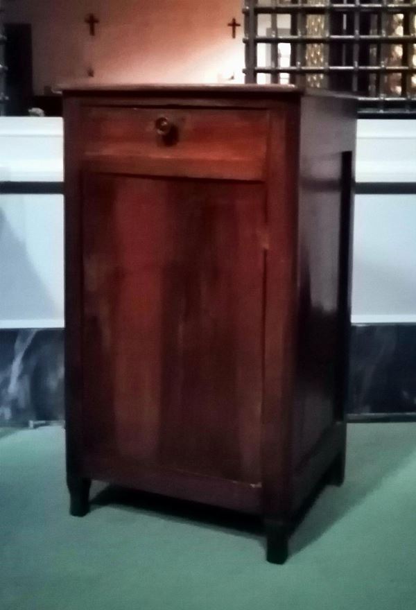 Comodino secolo XIX, in noce uno sportello un cassetto                      - Asta Opere e Oggetti d'arte antica e Contemporanea, Gioielli - Poggio Bracciolini Casa d'Aste