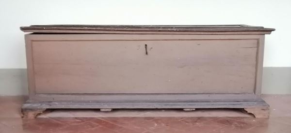 Cassapanca, sec. XVII, in legno laccato, piedi a mensola,                 
