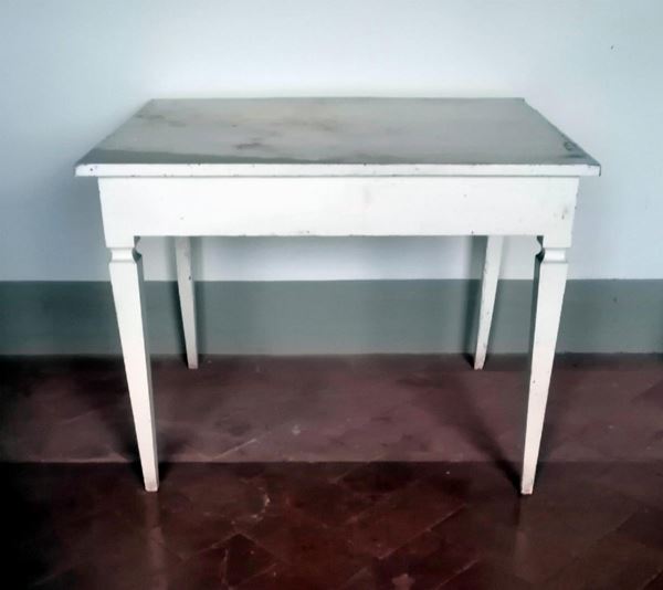Tavolino, sec. XVIII, in legno laccato, gambe troncopiramidali,           