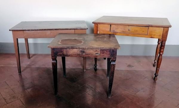 Tre tavoli, sec. XVIII-XIX, in legno, ad un cassetto, cm 113x67x72,       