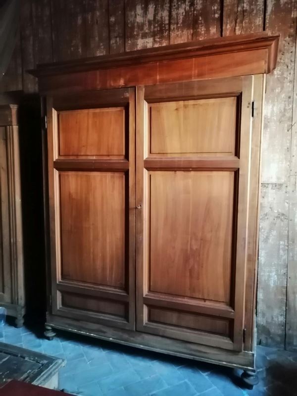 Armadio, sec. XIX, in ciliegio, due sportelli                             