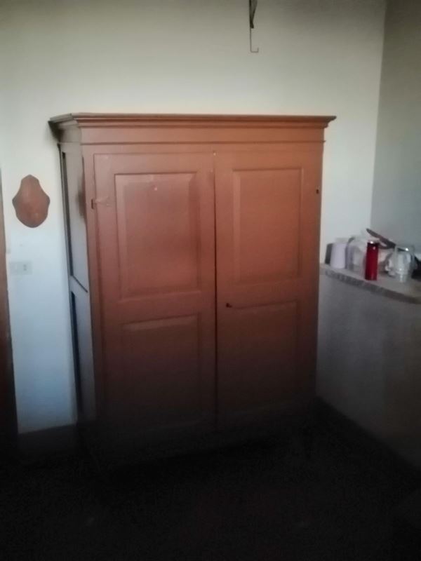 Armadio, sec. XVIII, in legno laccato a due sportelli                     