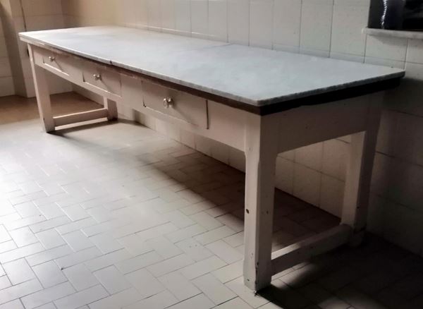Grande tavolo da cucina, sec. XIX, in legno laccato, piano in             