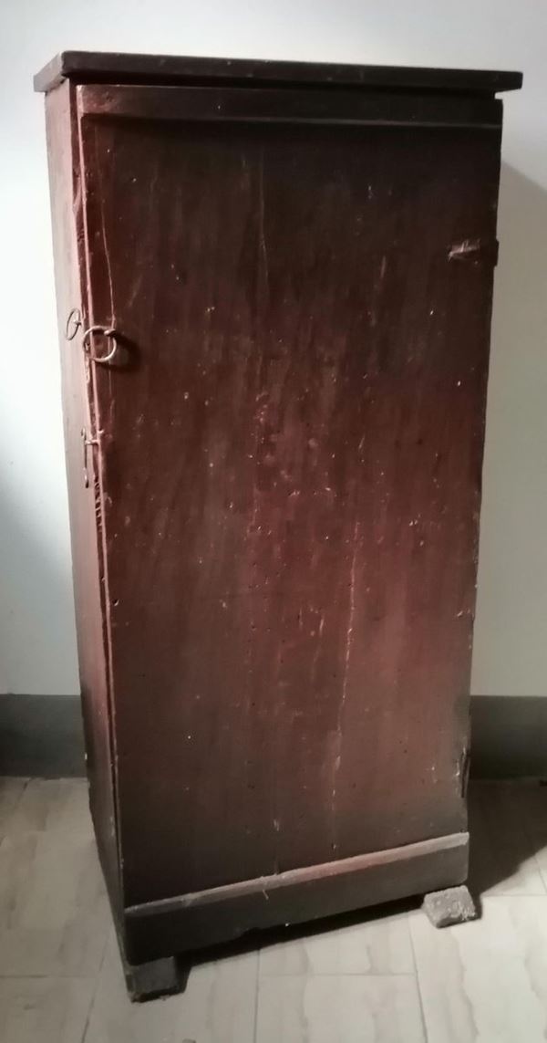 Credenzino, sec. XVIII, in legno laccato, cm 51x32x110,                   